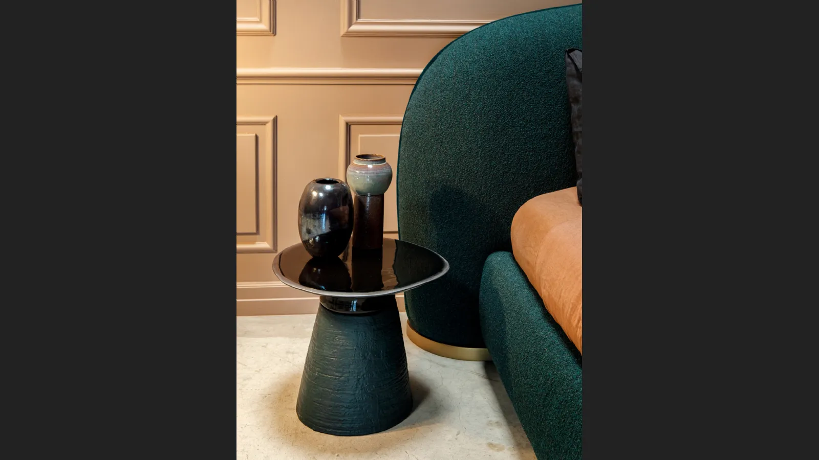 Tavolino rotondo Baobab realizzato in ceramica di Tonin Casa