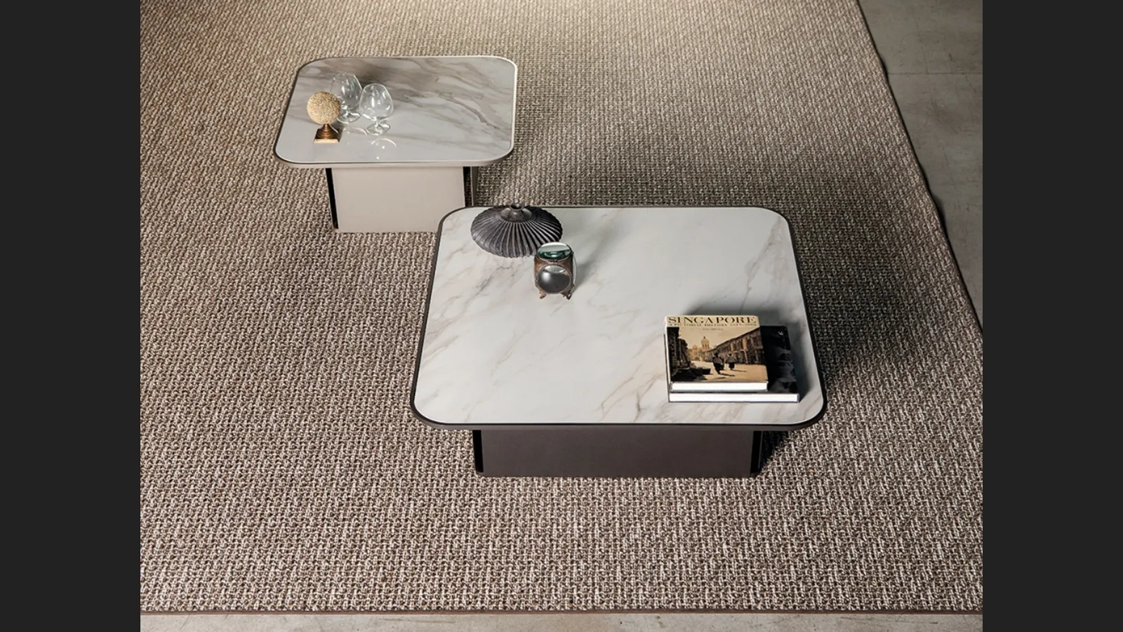 Tavolino moderno Bloom con top in gres porcellanato e base in metallo di Tonin Casa
