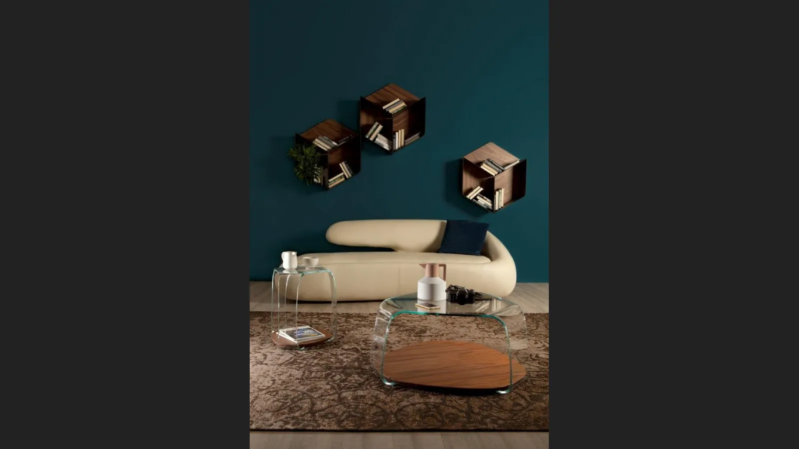 Tavolino di design Chakra in vetro e noce canaletto di Tonin Casa