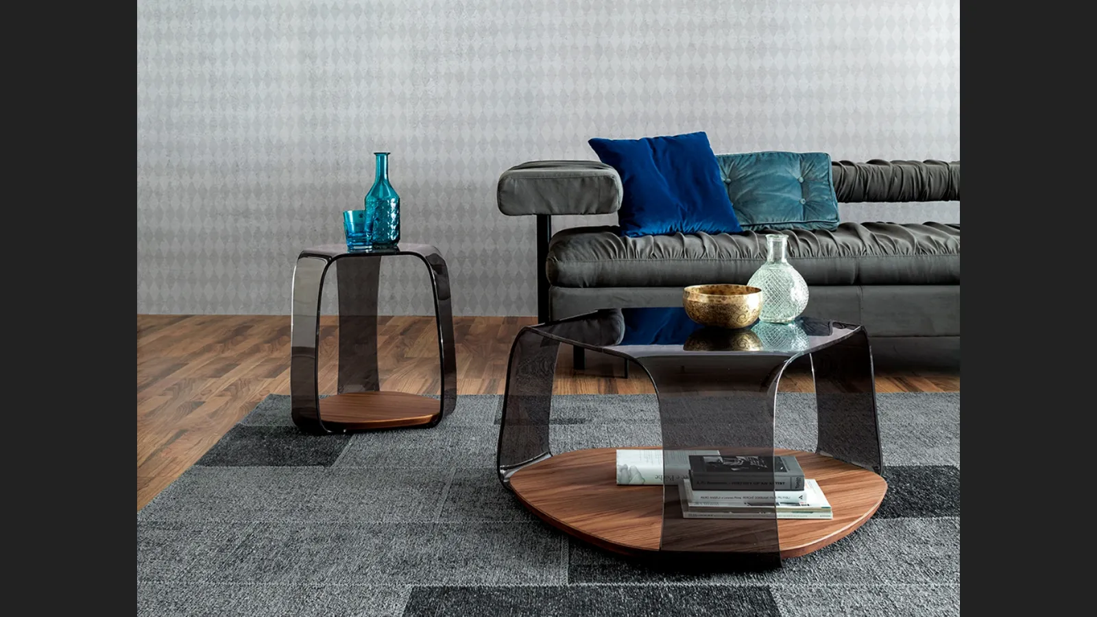 Tavolino di design Chakra in vetro e noce canaletto di Tonin Casa