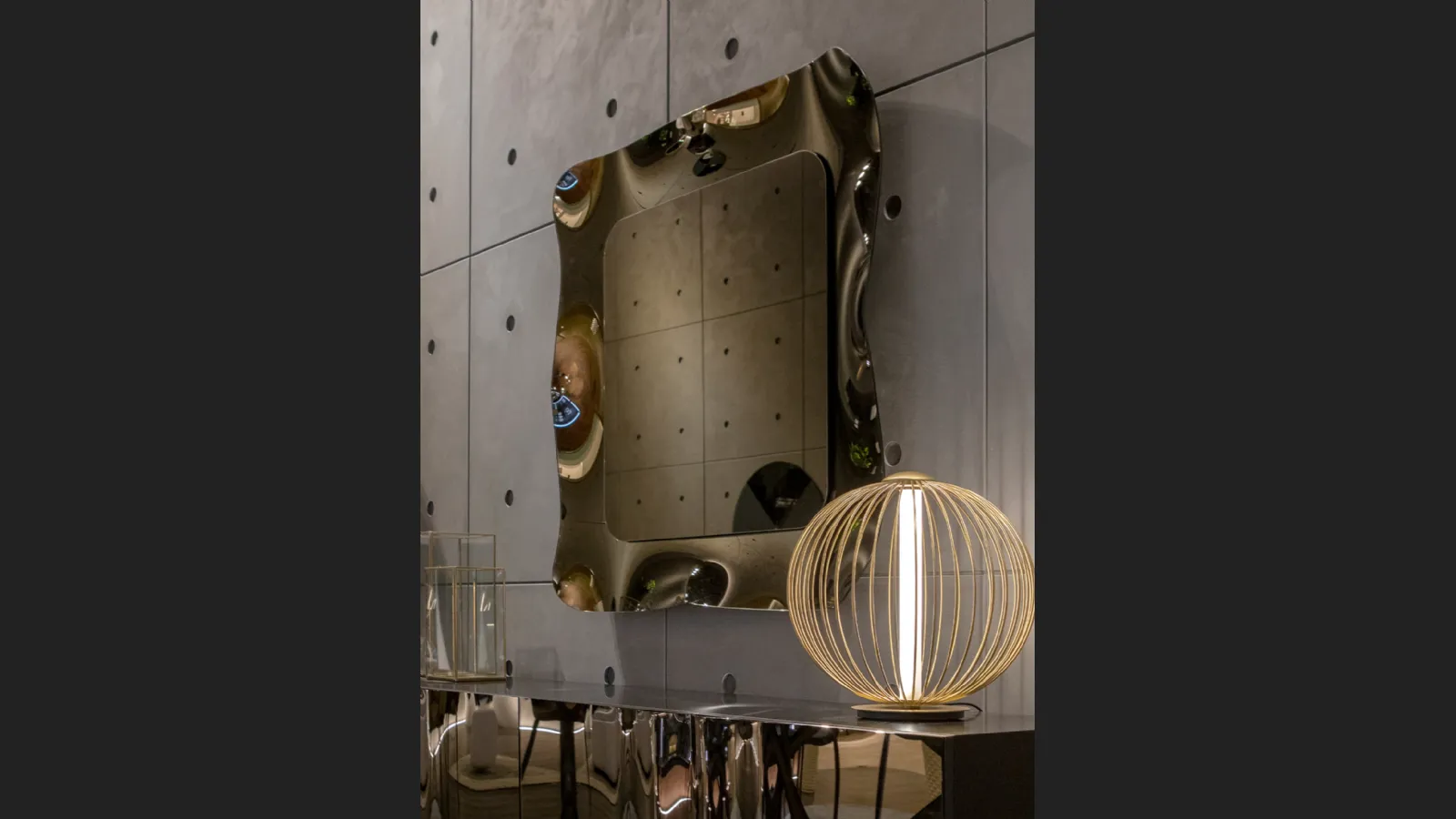 Specchio di design Dorian con cornice in vetro curvo di Tonin Casa