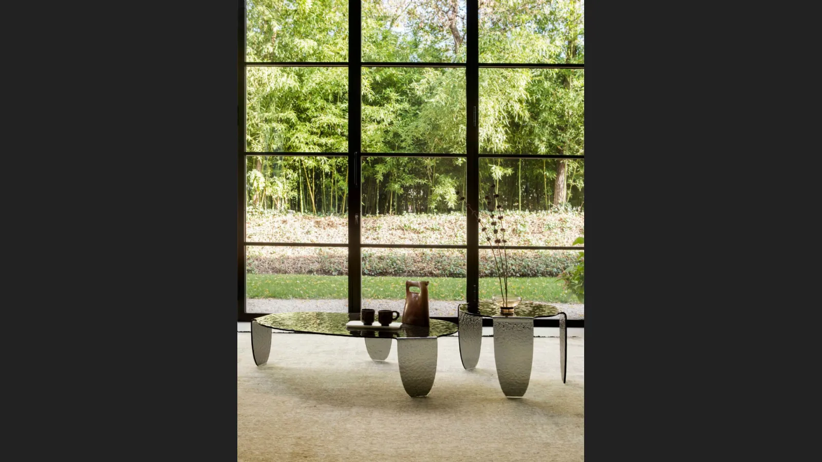 Tavolino di design in vetro fumé martellato disponibile in due misure Arturo di Tonin CasaTavolino di design in vetro fumé martellato disponibile in due misure Arturo di Tonin Casa