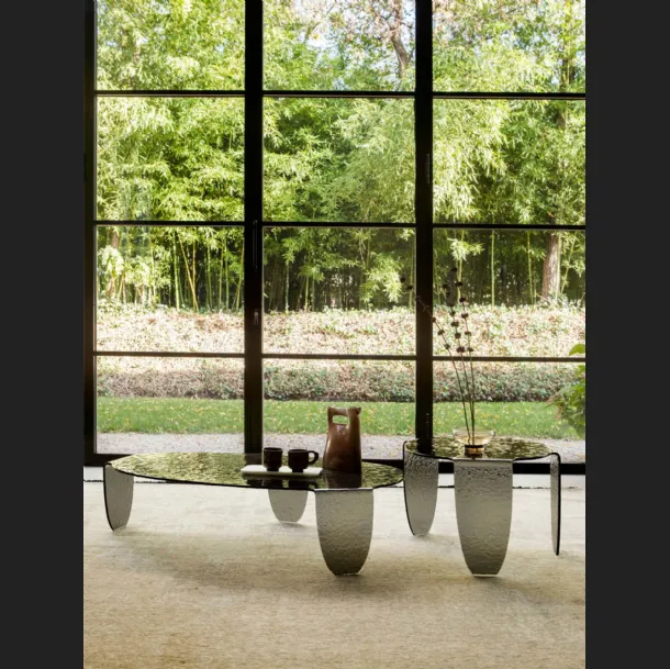 Tavolino di design in vetro fumé martellato disponibile in due misure Arturo di Tonin CasaTavolino di design in vetro fumé martellato disponibile in due misure Arturo di Tonin Casa