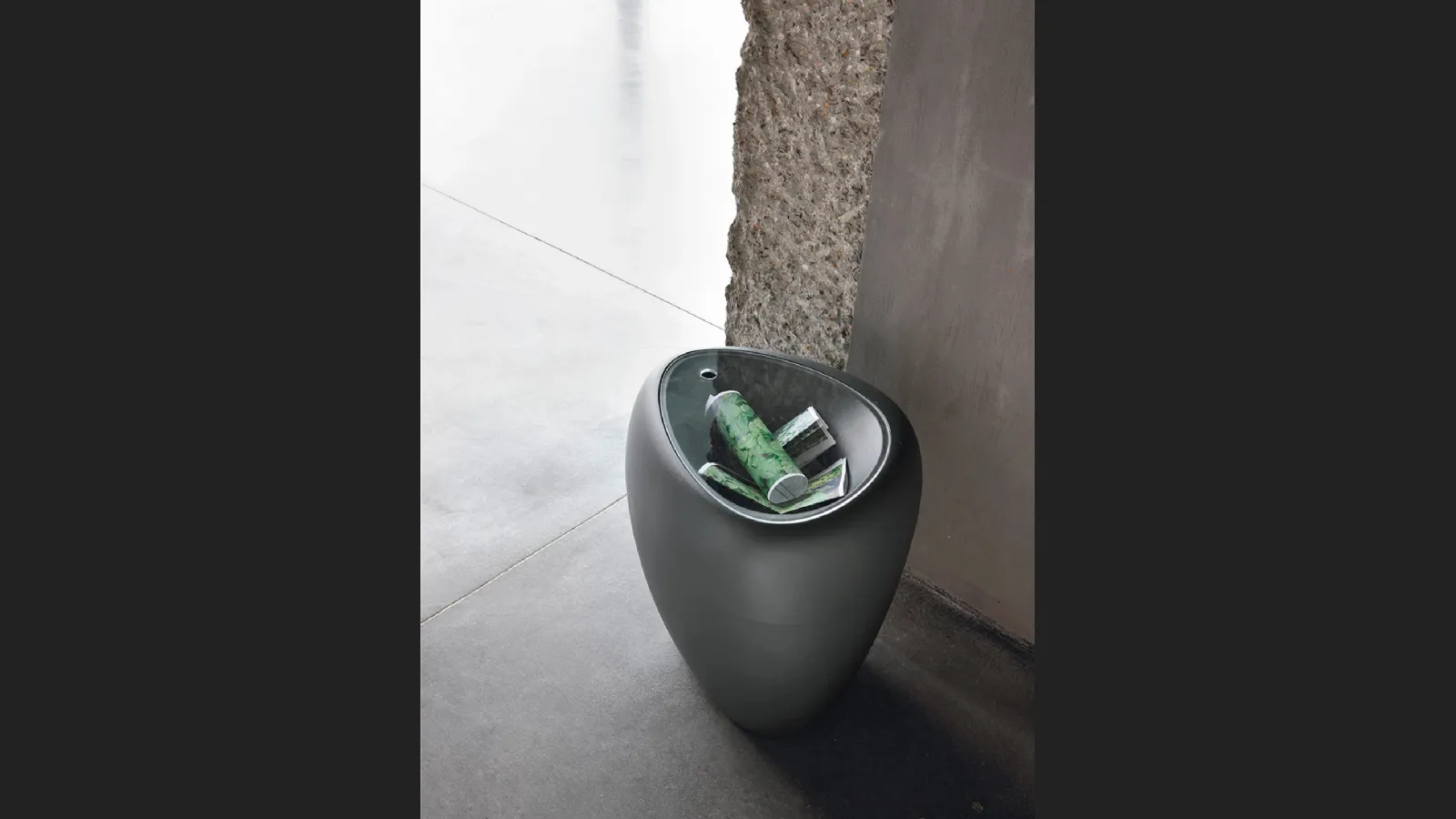 Tavolino di design Ios in polietilene con top in plexiglass di Tonin Casa