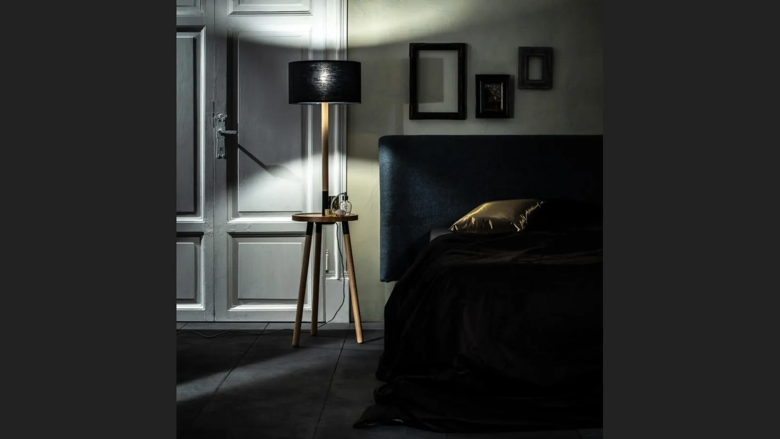 Lampada da terra Acrux in legno di faggio con paralume in tessuto di Stones