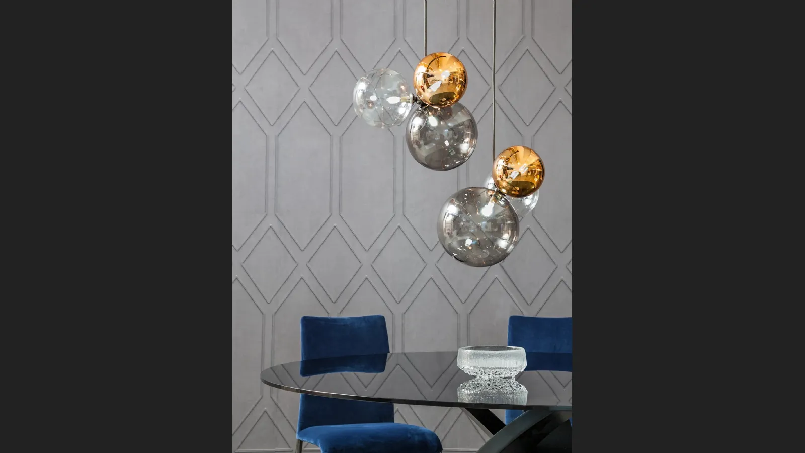 Lampada a sospensione composta da sfere in vetro colorato Atomo di Tonin Casa