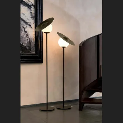 Lampada da terra Miss in metallo con diffusore tondo in vetro satinato di Tonin Casa 