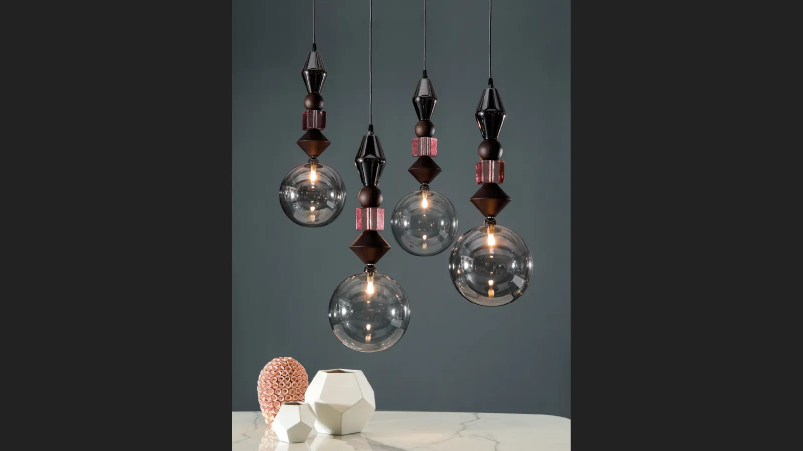 Lampada a sospensione composta da rovere, noce, oro, platino e vetro Pandora Light di Tonin Casa