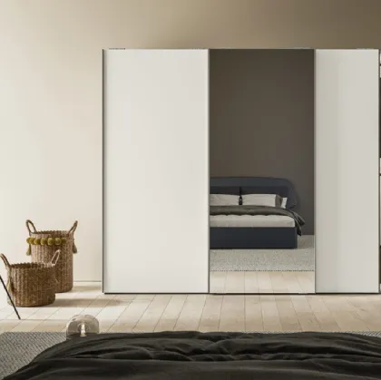 Armadio Scorrevole Logic ZN19 finitura Perla con anta centrale a Specchio argentato di Marka Total Living