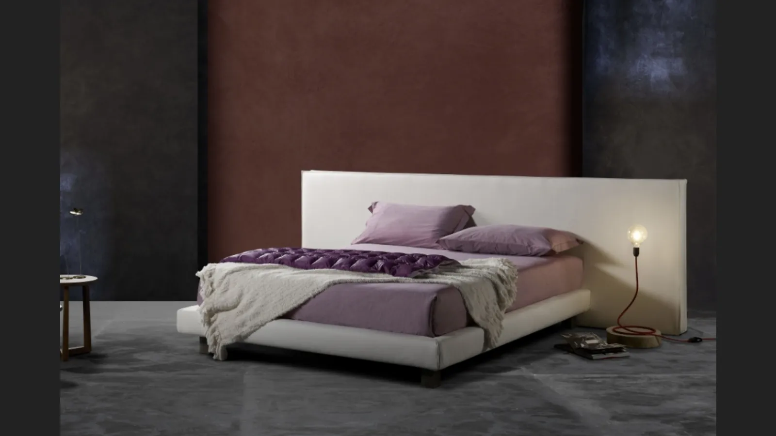 Letto imbottito dalle linee semplici ed eleganti con testiera geometrica Milo Ring 14 di Excò