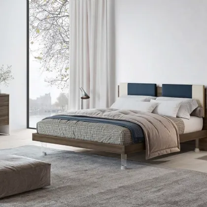 Letto matrimoniale in nobilitato finitura Forestal Dark con testiera rivestita da due cuscini imbottiti in tessuto e piedini trasparenti Ginevra GL14 di Marka Total Living