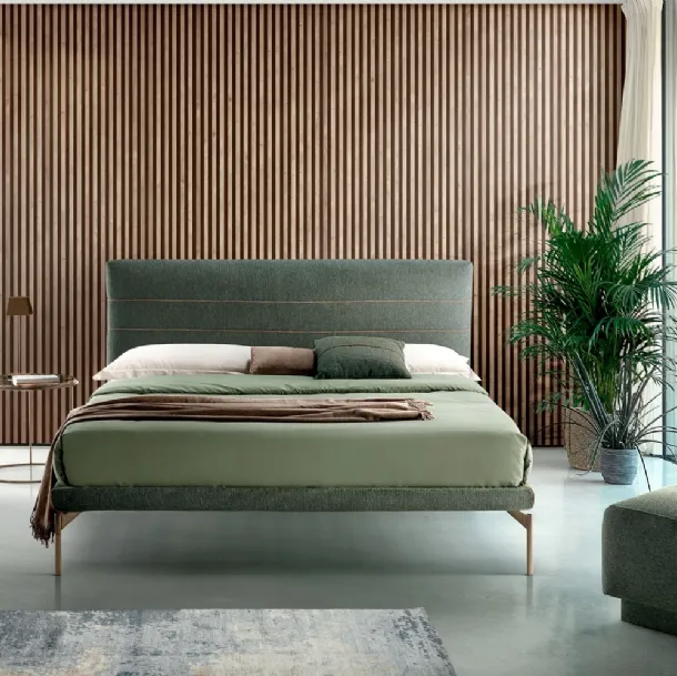 Letto dalle linee semplici ed essenziali in tessuto con piedini in metallo Apollo di Rosini Night
