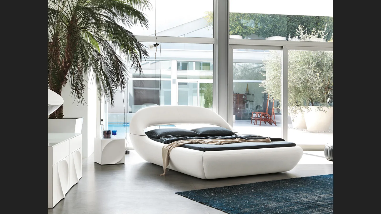 Letto imbottito rivestito in pelle dalle forme morbide e arrotondate Sleepy di Tonin Casa