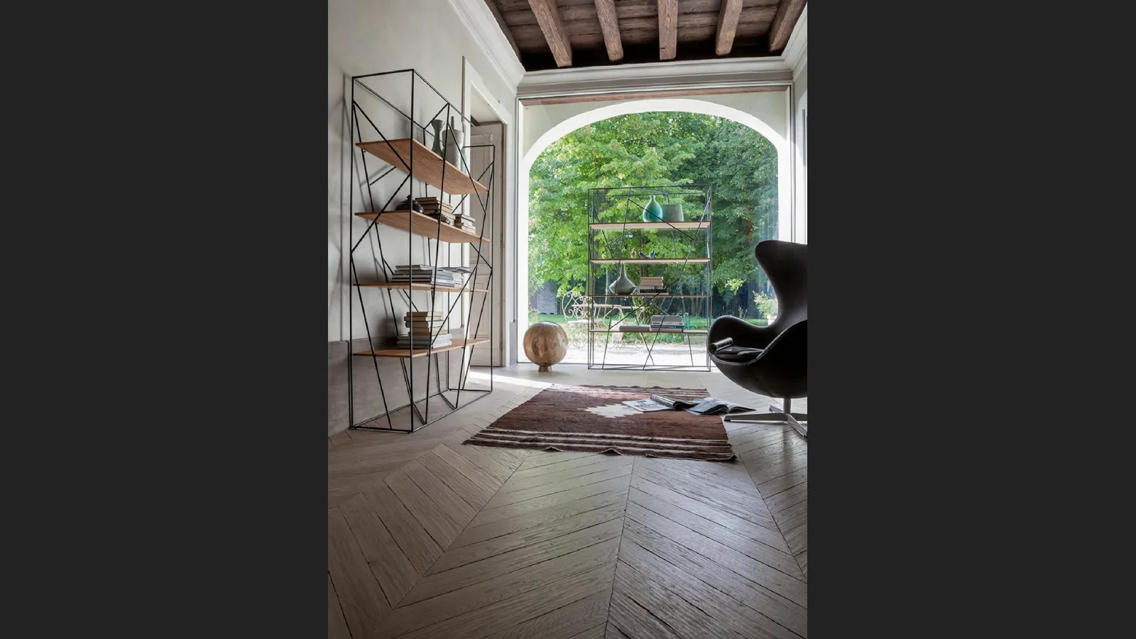 Libreria a muro Naviglio con struttura in metallo verniciato e ripiani in legno di Tonin Casa