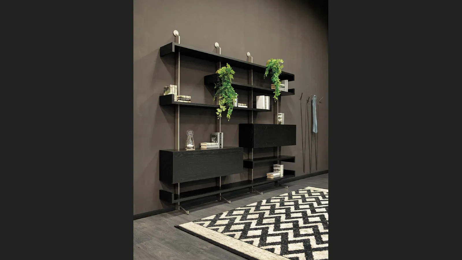 Libreria a muro in legno con montanti in metallo Plan di Tonin Casa