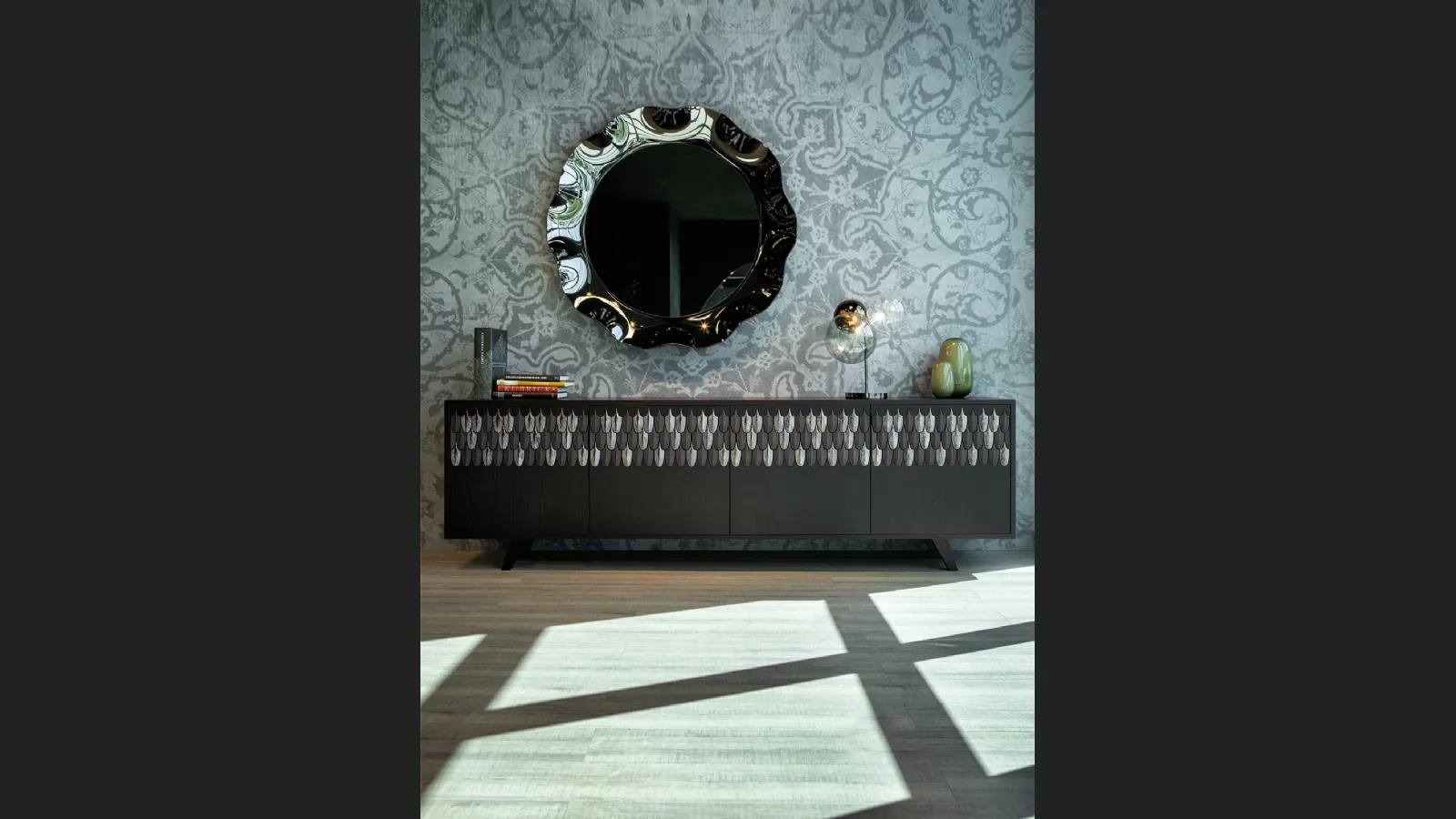 Madia Plume in legno con ante ricoperte da una leggera cascata di piume in ceramica smaltata sovrapposte l’una all’altra di Tonin Casa