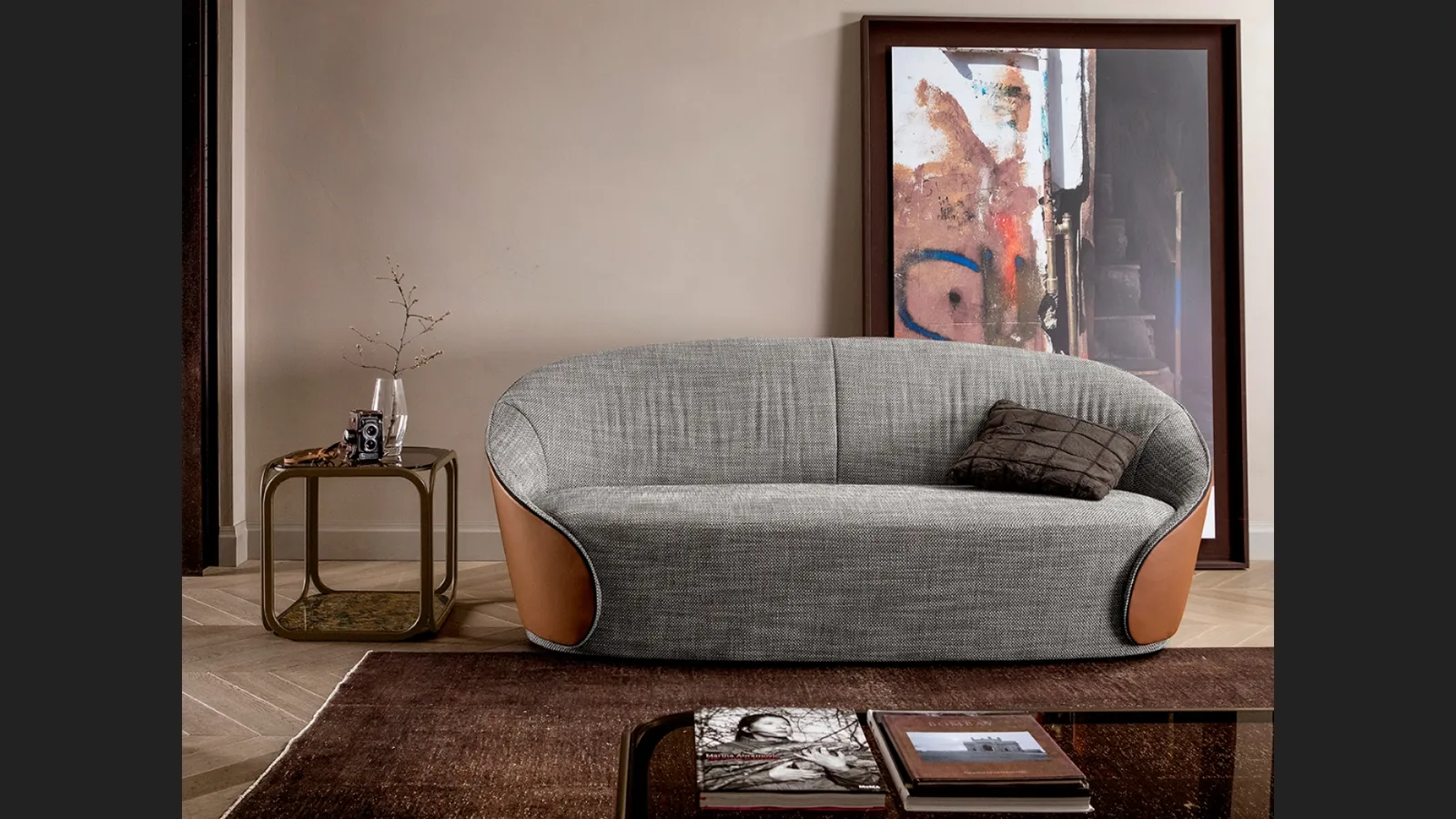 Divano avvolgente dal design ricercato in tessuto con rivestimento esterno in pelle Mama di Tonin Casa