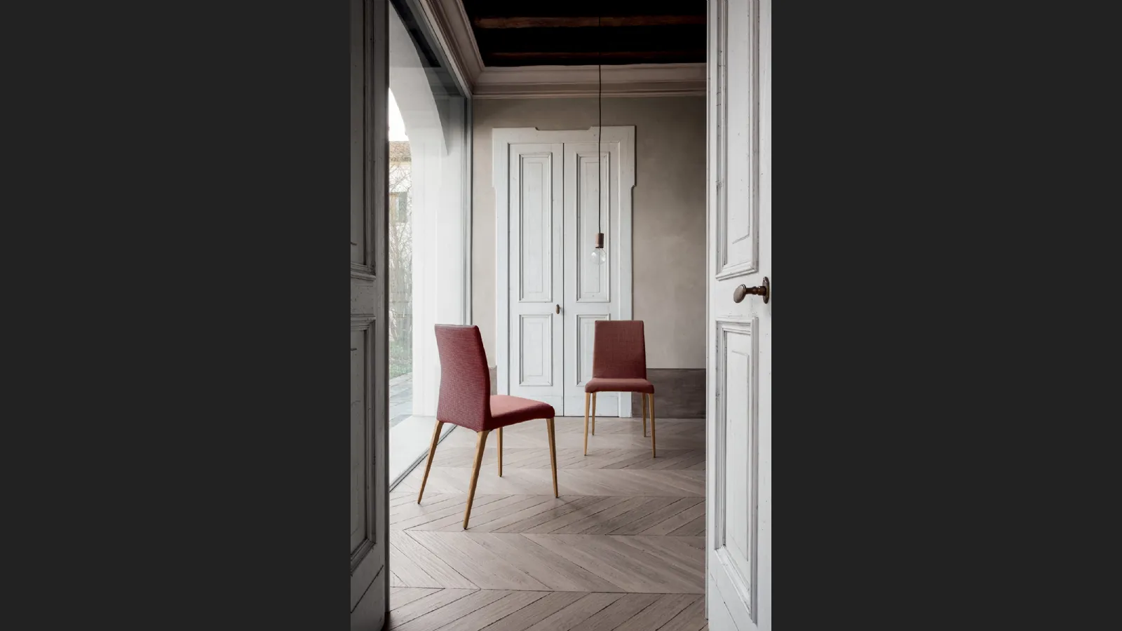 Sedia Aragona con rivestimento in tessuto di Tonin Casa