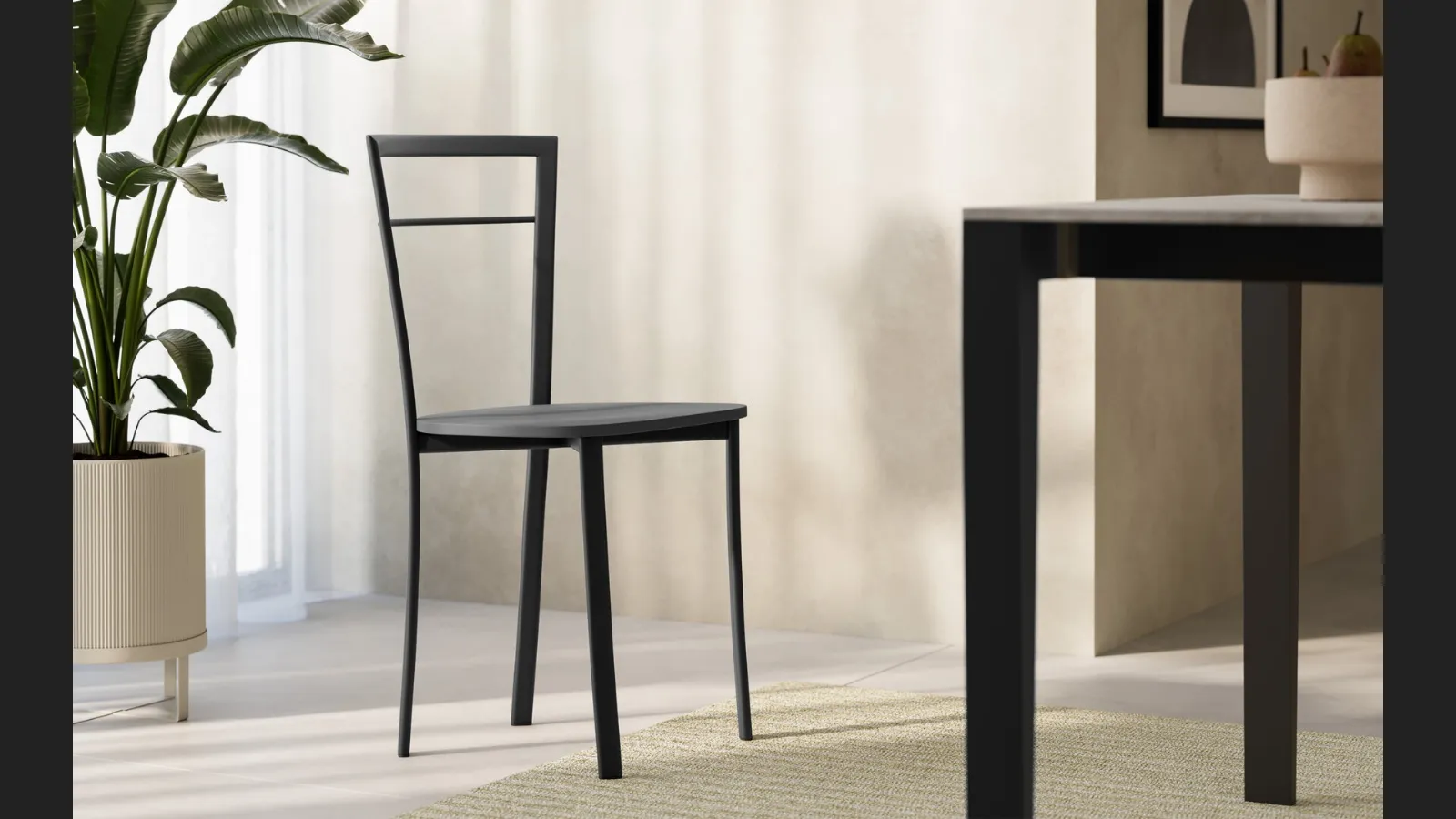 Sedia Nicole realizzata in tubolare metallico e seduta in legno laccato opaco di Arredo3