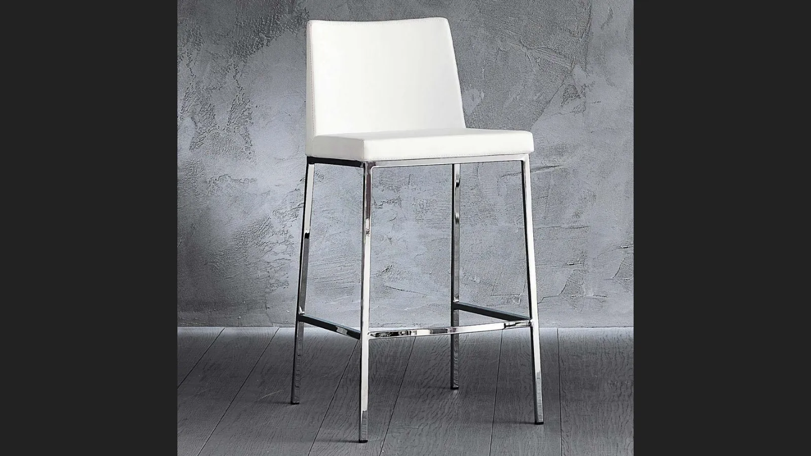 Sgabello Erik 65 in ecopelle con struttura in metallo cromato di La Seggiola