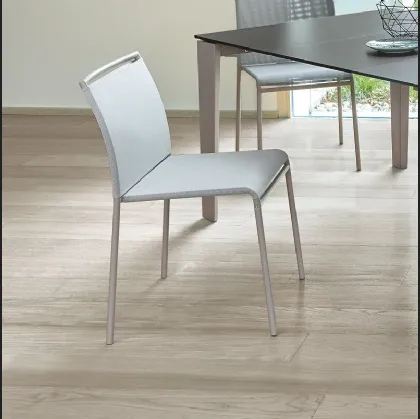 Sedia Lola rivestita in texplast con struttura in metallo di Ingenia