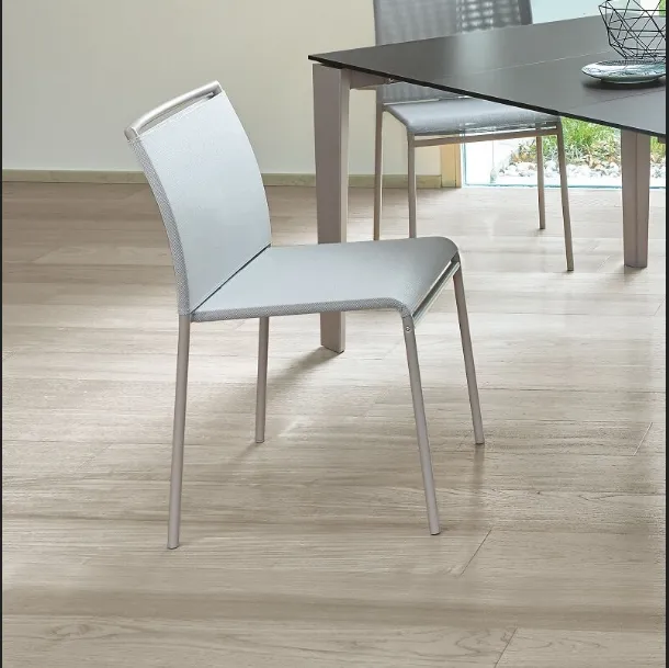 Sedia Lola rivestita in texplast con struttura in metallo di Ingenia