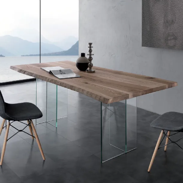 Tavolo Bio-Glass in Frassino olivato massello spazzolato tinto naturale con bordo corteccia con gambe in vetro di La Seggiola