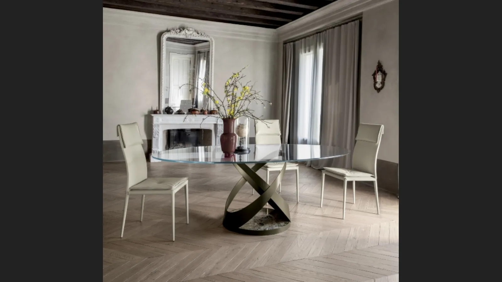 Tavolo Capri con struttura in metallo, base in marmo e top in vetro di Tonin Casa