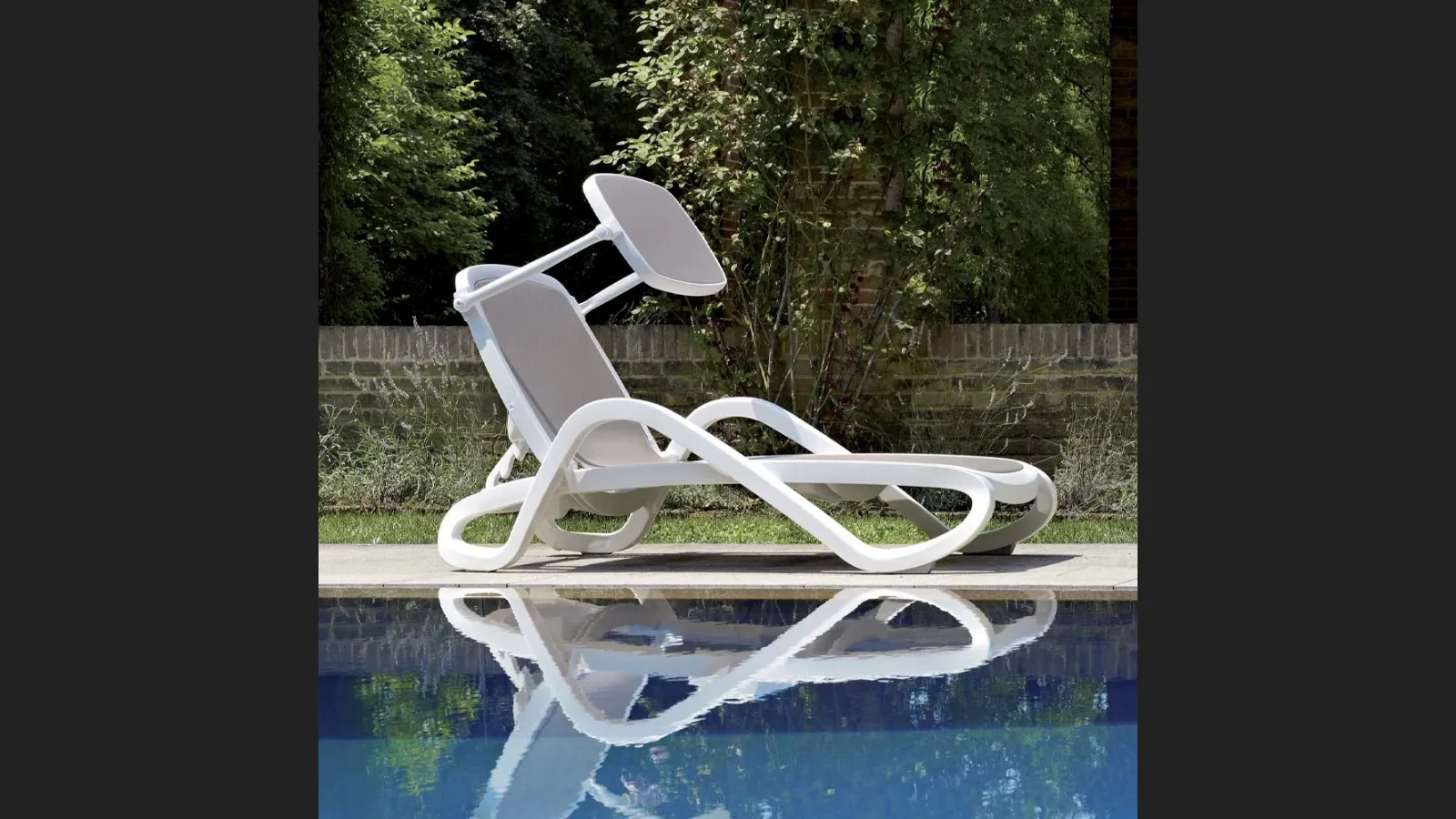 Lettino Alba Bed in tessuto sintetico traspirante con struttura in polipropilene Bed di La Seggiola