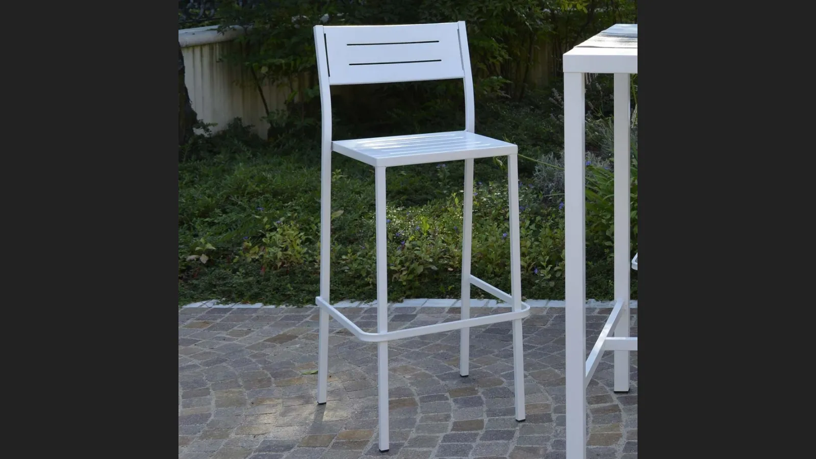 Sgabello da giardino Out Metal alto in acciaio zincato e verniciato poliestere per esterni di La Seggiola